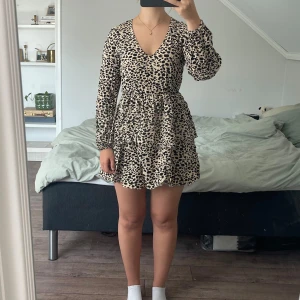 Leopardklänning - Klänningen är endast använd ett fåtal gånger och är i mycket bra skick. För referens är jag 167 cm. Frakt tillkommer❣️🐆