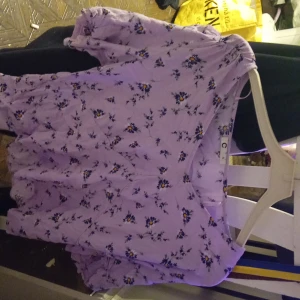 Ljuslila blus med blåvita blommor på i strl XL ifrån Cubus  - Provad en gångn men har aldrig använt den 