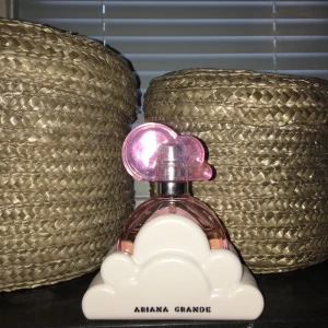 Pink cloud  - Säljer då den ej används . 70% kvar av flaskan 