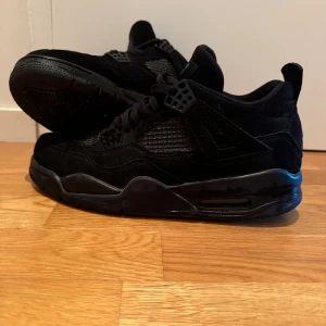 Jordan 4 Black cats  - Tja, säljer ett par Jordan 4 black cats i storlek 44, skicket på skorna är 7/10. Vid eventuella frågor är det bara att höra av sig! 