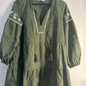 Klänning  - Superfin klänning från zara jag har tyvärr inte hunnit andvända den så mycket men den är superfin❤️ tror den e köpt för 450-550🩷