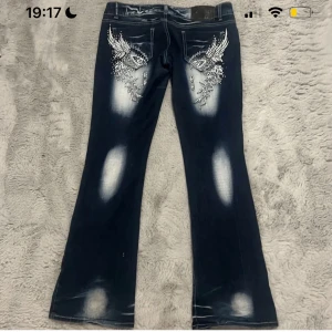 Crazy age jeans  - Ett par as coola crazy age jeans med coola detaljer där bak. Priset kan diskuteras. Står 42 på de men de är extremt tajta och sitter mer som M-L. 