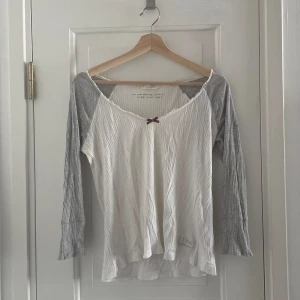 Odd-molly topp - En söt Oddmolly topp i färgerna grå och vit😽 Köpte den secondhand men har själv aldrig använt den! Passar både S/36 och M/38.