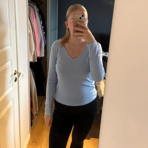 Långärmad tröja  - Tight långärmad tröja i babyblå färg🩵