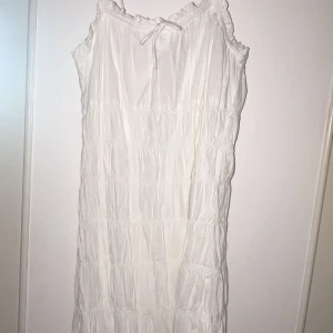 Vit klänning endast prövad  - Storlek m 