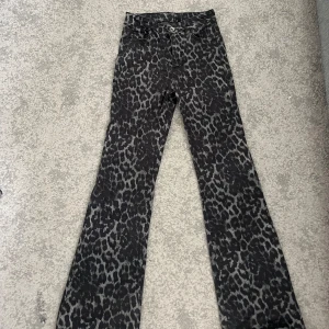 Leopard jeans  - Säljer mina super snygga leopard jeans från calzedonia. Knappt använda och har inga defekter eller liknande. Däremot är de lite klippta nere vid benen då de va lite för långa på mig. 