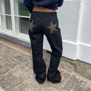Svarta jeans - Säljer dessa as coola jeans på designbysi  Stl 38 Använda en gång 
