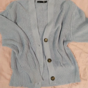 Kofta - Kofta i ljusblått från lager 157 | väldigt bra skick | koftan är mer blå i verkligheten, bilden rättfärdigar inte färgen :(