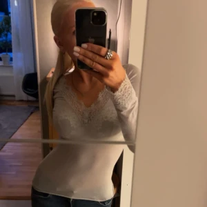 Intimissimi tröja - Jättefin Intimissimi tröja med spets, varsamt använd så inga defekter. Nypris 449kr. Vid snabbt köp kan pris diskuteras.❤️