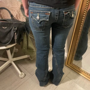 True religion jeans - Säljer då dem är för stora för mig. Dem är både lågmidjade och utsvängda där nere, köptes nyligen❤️ Midjemått: ca 37 cm Innerbenslängd: 78 cm