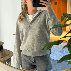 Grå tröja från & Other Stories - Säljer en supermysig grå tröja från & Other Stories. Den är perfekt till hösten. Tröjan har en knappdetalj framtill och långa ärmar. ❤️Sitter lite over sized så passar bra till S och M med. 