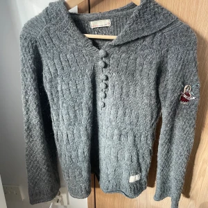 Stickad hoodie - Grå stickad hoodie i ull💓 hör av er vid frågor!