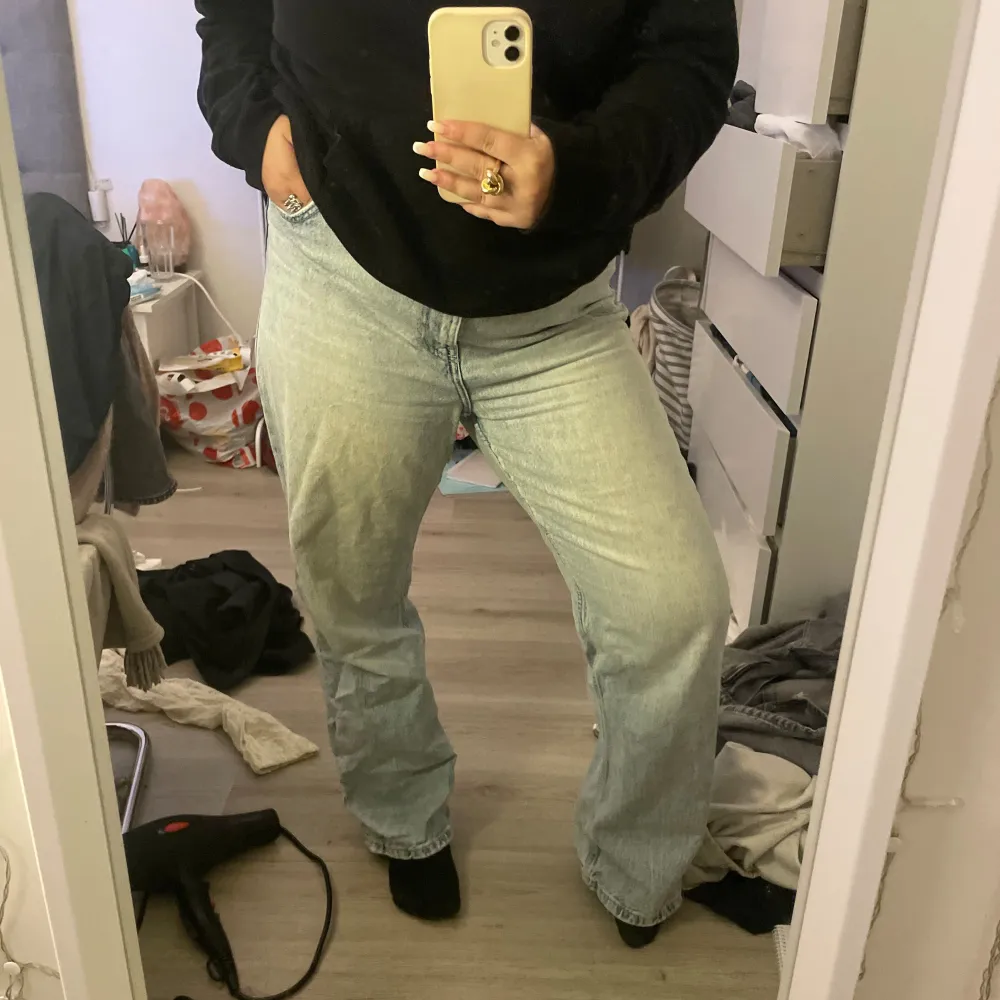 Säljer mina fina jeans från Bershka❤️ Använda och har en foundation-fläck som inte går bort tyvärr❤️. Jeans & Byxor.