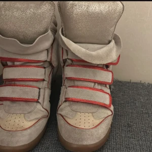 Isabel Marant Skor 39 - Någon som vill byta med mina skor?🤗🤗vill byta mot en annan Pär av isabel marant skor  De är storlek 39 men passar mig och jag är 38!! 