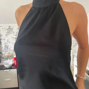 Fest topp - Jätte fin satin blus med öppen rygg och inga defekter. Använd bara ett fåtal gånger. 