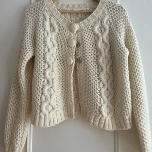 Stickad kofta😍🤍 - Supersnygg🌟🌟står stl L men passar XS-M