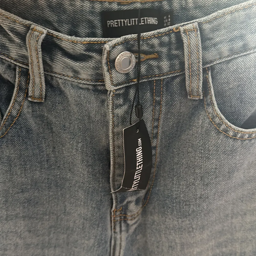 Helt oanvända jeans med prislappen kvar. Storlek 32. Jeans & Byxor.