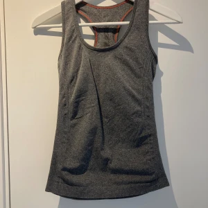 Träningslinne strl XS - Träningslinne med inbyggd topp Från H&M Storlek XS 