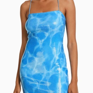 Blå festklänning - Fin ljusblå festklänning från Bershska i strl M (mer som en S och lite kort för mig som är 171)   Använd endast en gång