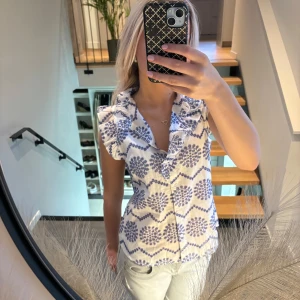 Blus  - Jättefin blus som inte kommer till användning längre! Den är i storlek 38 samt jättebra skick💓