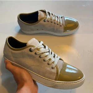 Lanvin - Säljer ett par feta Lanvins nu! Skicket är 10/10 Storlek 44 men passar 45 också! För flera frågor är de bara att kontakta mig här på plick, pris kan diskuteras, inte satt i sten!💛😁