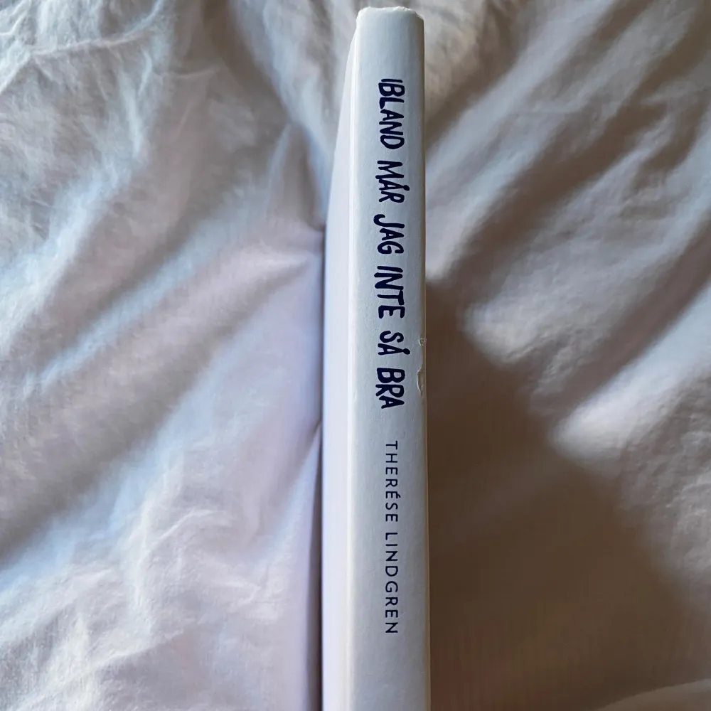 Boken 'Ibland mår jag inte så bra' av Therése Lindgren handlar om psykisk ohälsa och personliga erfarenheter. Omslaget är rosa med en bild av författaren och titeln i stora bokstäver. Perfekt för den som vill läsa om mental hälsa och självreflektion.. Böcker.