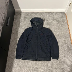 Blå jacka från polo ralph lauren ny pris 4000 - Stilren jacka till våren helt ny nästan mitt pris 1300 ny pris 4000