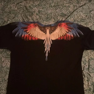  Marcelo Burlon - Hej säljer en helt ny Marcelo burlon thirt för att den var för liten för mig 