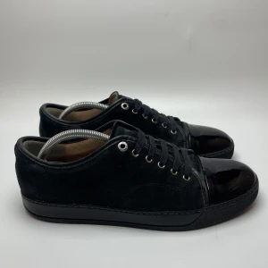 Lanvin skor - Hej! Säljer nu dessa sjukt snygga Lanvin skor. Skorna är i bra skick! Vi rekommenderar att gå ner en storlek. Har ett begränsat antal boxar och dustbag! Hör gärna av dig vid frågor 