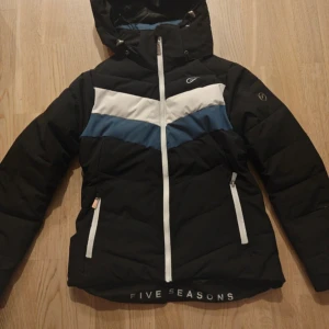 Snygg skidjacka  - Jättefin skidjacka från five seasons och köpt på xxl för 1299kr! Använd endast 3 gånger och väldigt bra skick!😍 Tyvärr ingen direkt storlek på men det är 100 procent en xs eller s!