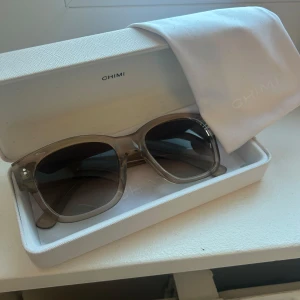Chimi 07 Ecru - Säljer mina 07 Chimis i färgen Ecru som jag köpte förra sommaren på Plick. De är i fint skick och fodral, påse och duk följer med💞
