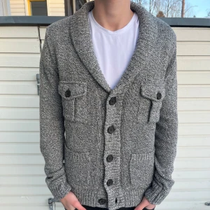  stickad kofta med foder - Tja! Nu säljs denna sjukt feta cardigan i absolut toppskick. Skick 9/10 toppskick utan tydliga defekter. Nypris ligger på 1700kr men säljs nu för endast 699kr. Hör gärna av er vid frågor eller funderingar.