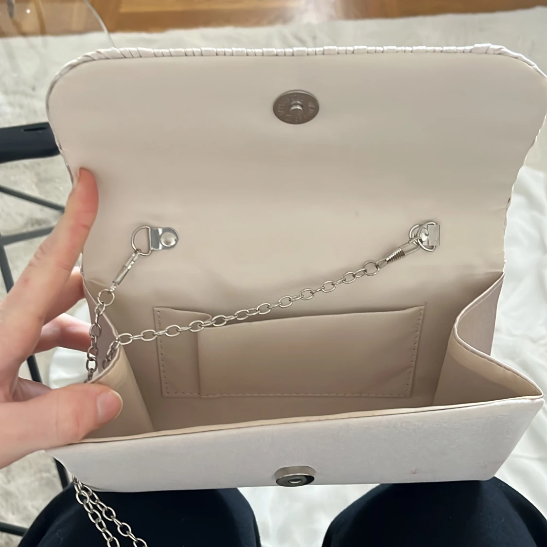 Beige kuvertväska med kedja - 2