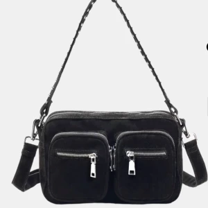 Väska från NOELLA  - Snygg svart väska från NOELLA med superfina detaljer! Ett längre band medföljer (bild 5) ❣️originalpris 799kr 