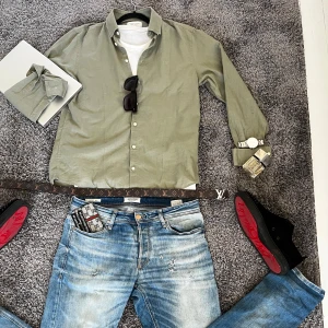 Olivgrön Ralph Lauren skjorta - Snygg olivgrön skjorta från Ralph Lauren med värsta sommar auran, DM för frågor osv annars buda så är den din💯