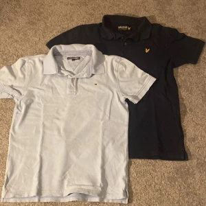 Två pikétröjor från Tommy Hilfiger och Lyle & Scott - Säljer två stilrena pikétröjor. En ljusblå från Tommy Hilfiger och en mörkblå från Lyle & Scott. Perfekta för en avslappnad och snygg look. Båda tröjorna har korta ärmar och klassisk krage.
