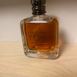 Stronger With You Intensely från Emporio Armani - Säljer en flaska Stronger With You Intensely från Emporio Armani. Parfymen har en elegant glasflaska med en mörk bärnstensfärgad vätska och en stilren metallkork. Perfekt för den som vill ha en intensiv och sofistikerad doft. Tyvärr är sprayen sönder som man ser på bild tre därav pris. Går att sätta på en ny spray om man har en sådan. Skriv vid minsta funderin  . Box och kvitto finns. Ca 96 av 100 ml kvar så i princip full. Nypris ca 1100