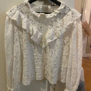 blus från Nelly!! - köpte denna blus från Nelly för 500 om jag har rätt. Använt en gång och köpte den nyligen.