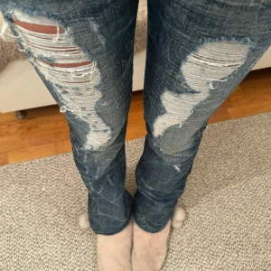 lowrwaist Bootcut jeans med slitningar - Jätte unika vintage jeans🥰🥰 midjemått 40cm innerbenslängd 75cm💕 för referens är jag 171cm!