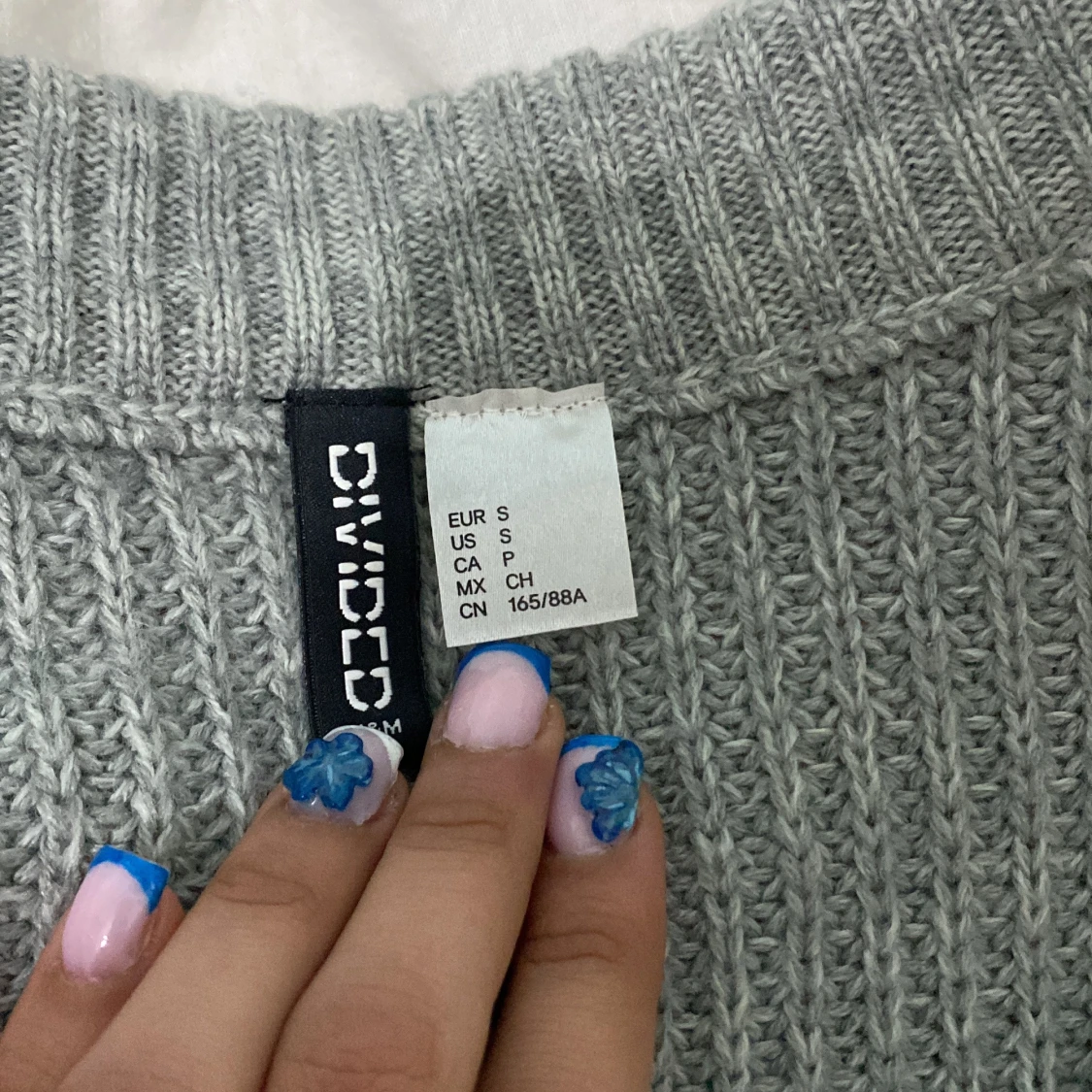 Grå stickad kofta från Divided - 2