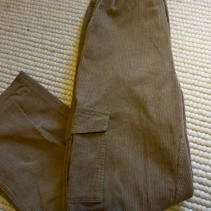 Bruna Manchester cargo byxor - Bruna Manchester byxor i cargo stil från Gina tricot. Resor i midjan och fickor på benen.