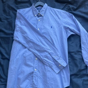 Ralph Lauren skjorta  - Snygg och simpel Rl skjorta] Den är i mycket bra skick] skjortan är i storlek XL men passar L alltså≈ 185cm 75kg
