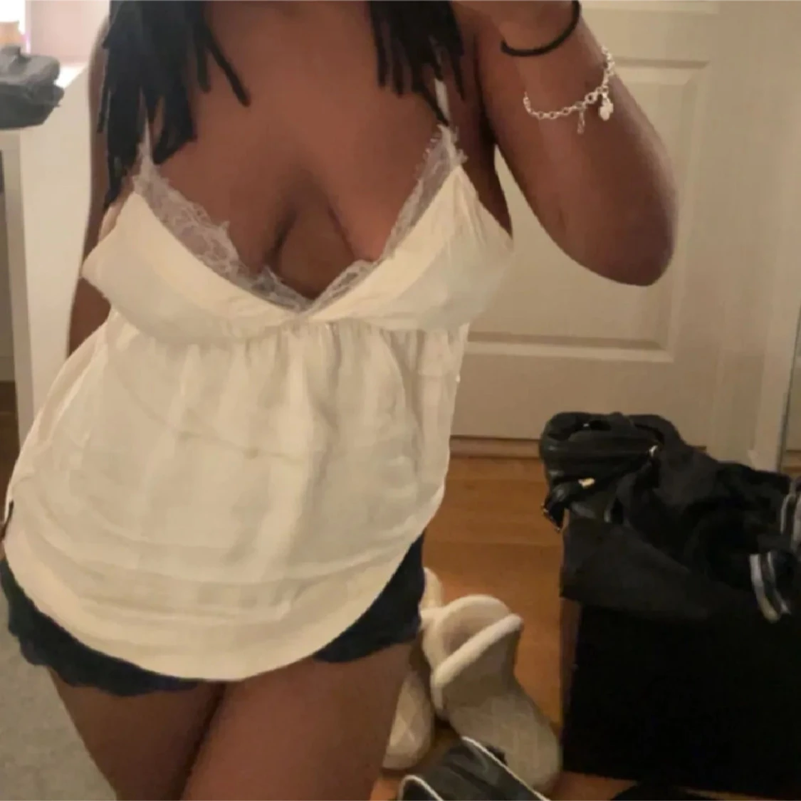 Vit omlottlinne med spetsdetaljer