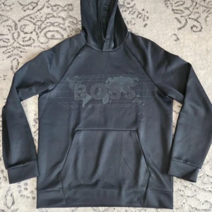 Svart hoodie från Boss - kattig boss kofta, sist ja kolla så va den här typ 1.8 på NK eller något, men ja kan skicka den för typ 900???? självklart äkta
