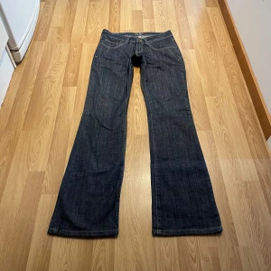 Lågmidjade bootcut jeans - (18) Lågmidjade bootcut jeans, midjemått rakt över: 37, innerbenslängd: 86cm men de är stretchiga!💞