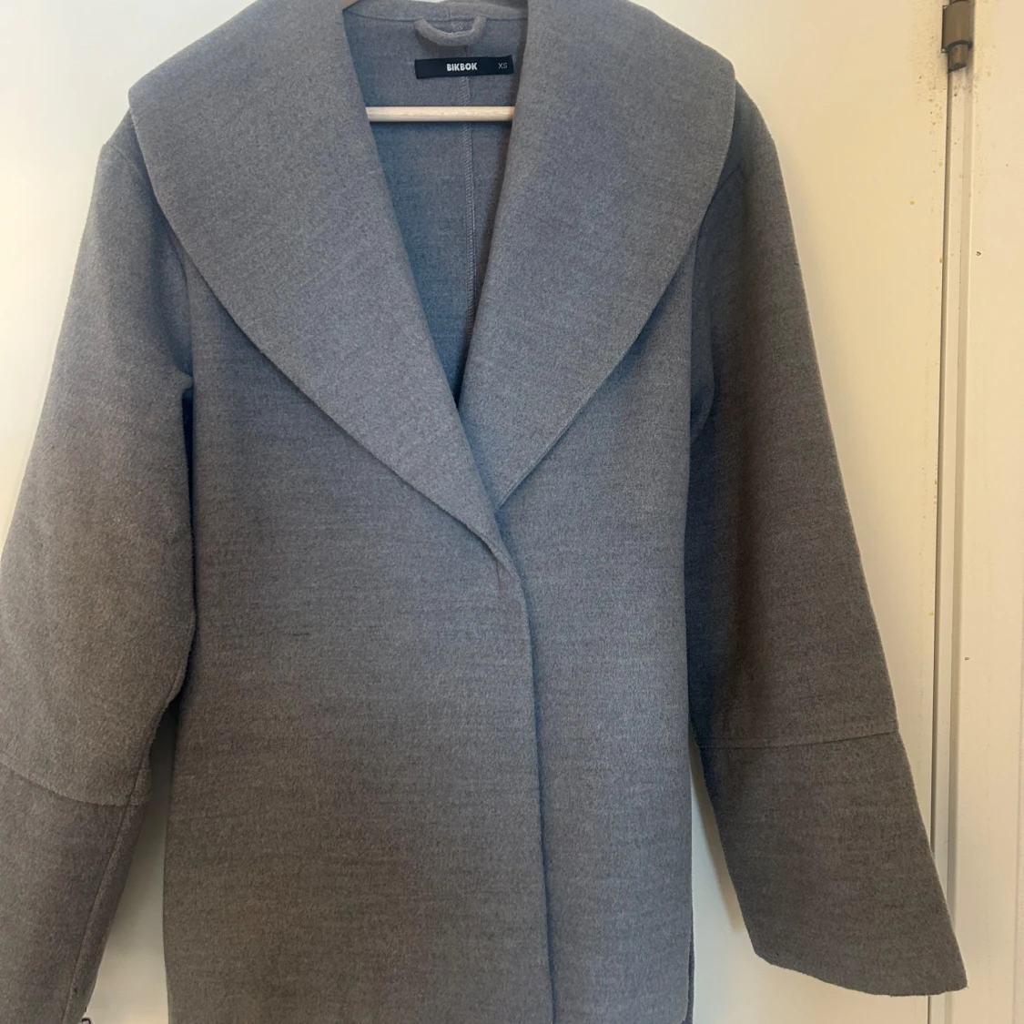 Grå kappa från Bik Bok - 3