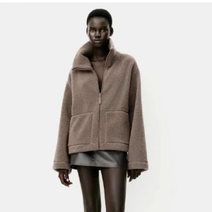 Brun teddyjacka med dragkedja - Mysig brun teddyjacka med dragkedja framtill. Jackan har en hög krage och långa ärmar, perfekt för kyligare dagar. Den har en avslappnad passform och är gjord i ett mjukt teddy-material. Finns i fler färger och storlekar, skriv för fler bilder och tyck inte på köp nu. Pris går att diskuteras