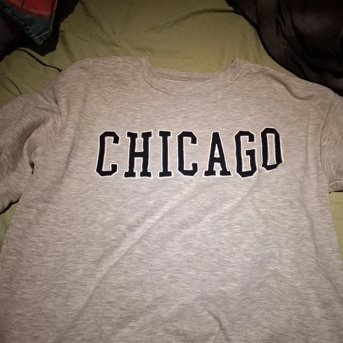Grå sweatshirt med 'Chicago' tryck