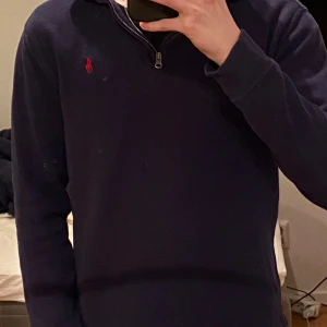 Mörkblå tröja från Ralph Lauren - Säljer en stilren mörkblå tröja från Ralph Lauren. Skicket är mycket bra då den knappt är använd. Storlek 14-16 (XM) Modell på bild är 170 och sitter lite för litet. Pris går att diskutera. Skriv gärna vid frågor. 