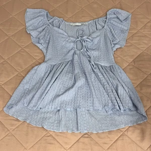 Ljusblå topp - Snygg ljusblå topp med knytning framtill från Lager 157. Haft på den typ 3 gånger💕